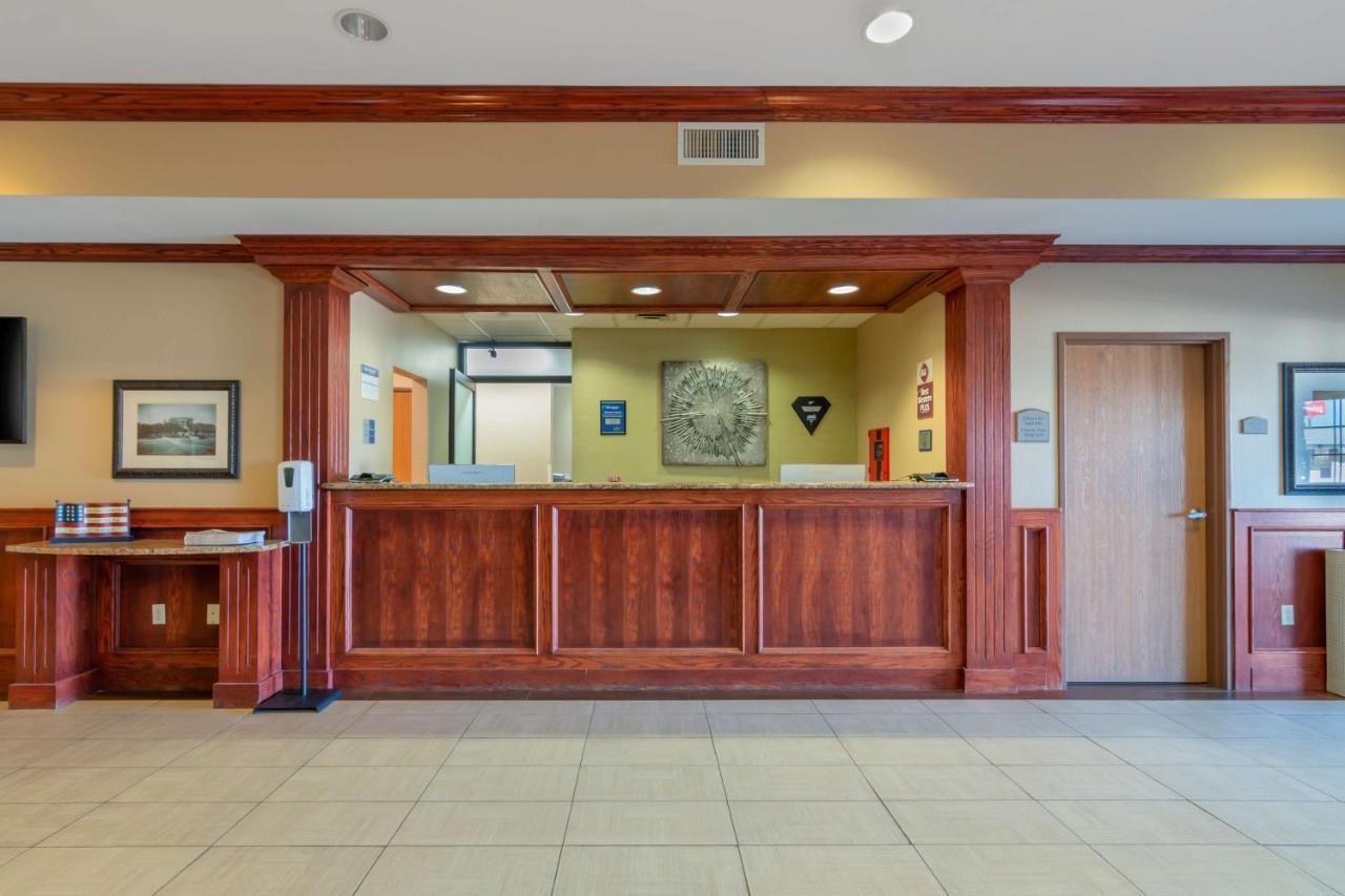 Best Western Plus Butterfield Inn Hays Exterior photo